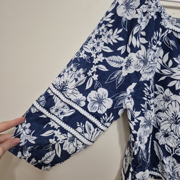 NWT C&C California Women’s Peasant Tropical Navy Floral Linen Blouse Size Large - Picture 3 of 4